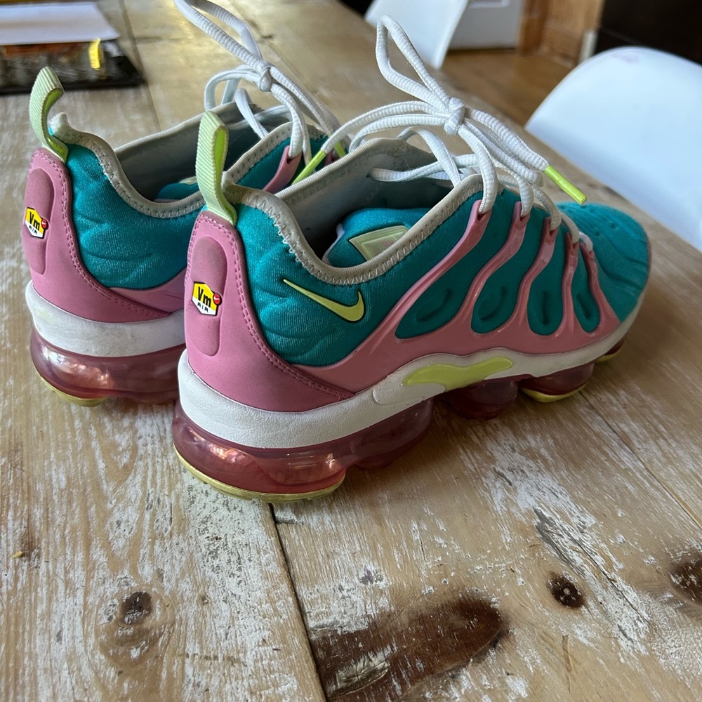 Women’s size 9 Nike vapomax